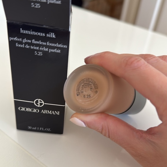 Giorgio Armani Luminous Silk Foundation - Shade 5.25 - Picture 11 of 11